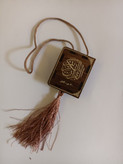 آویز چوبی قرآن کریم منگوله دار شامل سی جز کامل قرآن جهت آویز در ماشین، محل کار، منزل و غیر بسته 30عددی